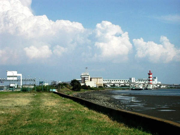 河口から望む羽田空港施設