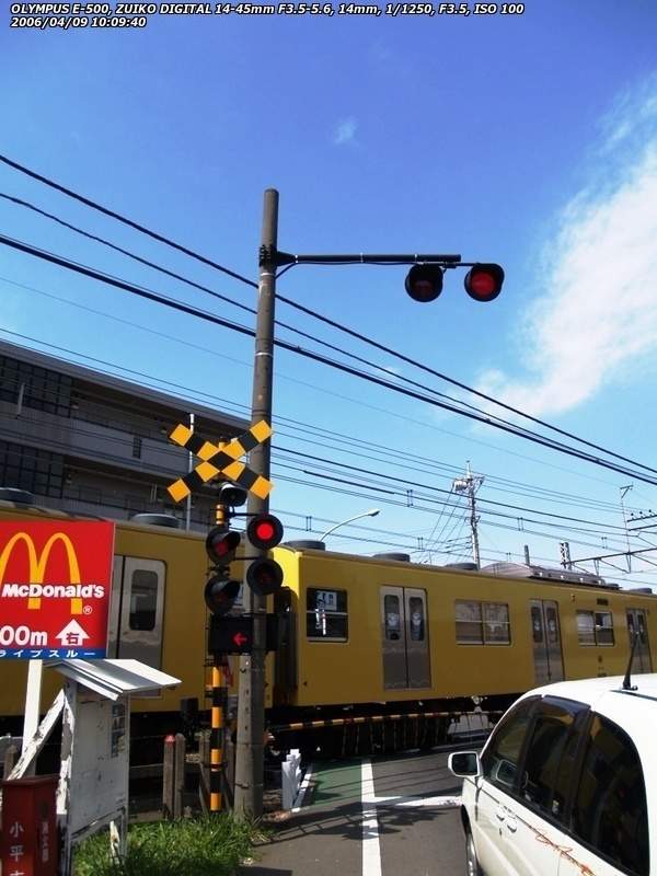 旧青梅街道(小平市) 電車が通過