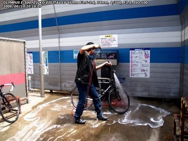 コイン洗車場(武蔵野市) 高圧ガンで洗車中の永山